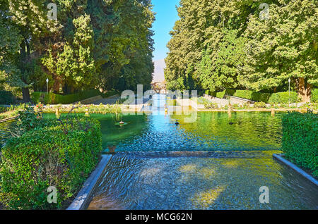 Die obere Ebene des historischen Shazdeh (Prince's) Garten mit üppigen Bäumen und footpathes rund um den Springbrunnen, es ist gutes Beispiel für traditionellen Persi Stockfoto