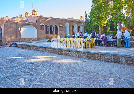 MAHAN, IRAN - Oktober 16, 2017: Die schöne Outdoor Cafe für müde Reisende auf der oberen Terrasse des Shazdeh Garten, am 16. Oktober in Mahan. Stockfoto