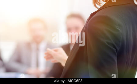 Business woman mit Dokumenten auf unscharfen Hintergrund Büro Stockfoto