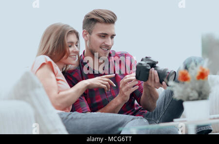 Moderne junge Paar prüft die Fotos auf der Kamera Stockfoto
