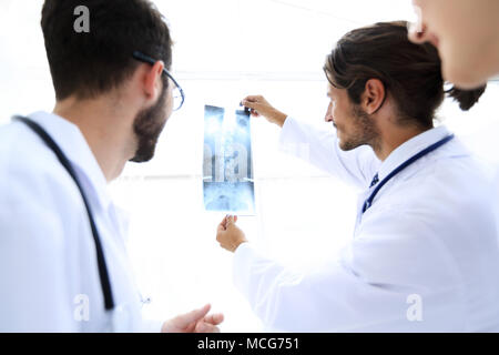 Portrait von Happy Chirurgen halten x-ray-Bericht Stockfoto