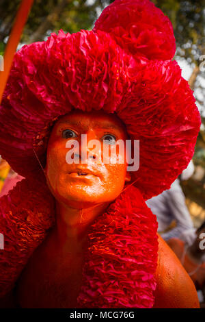 Ein Bangladeshi Hindu devotee Gemeinschaft nimmt Teil an Lal Kach (Rot Glas) Festival während des letzten Tages des bengalischen Kalender. Das Festival ist auch kn Stockfoto