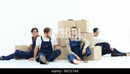 Freundliche Mitarbeiter mit gestapelte Kisten isoliert auf Weiss. Stockfoto