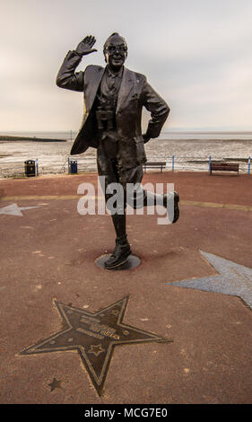 Statue von Eric Morecambe auf Morecambe Promenade. In Morecambe, England, Großbritannien am 11. April 2018 berücksichtigt. Stockfoto