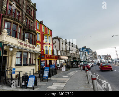 Anzeigen von Morecambe Pubs, Arcade und Cafés entlang der Promenade. In England, Großbritannien am 11. April 2018. Stockfoto