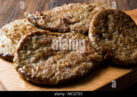 Saftigen Hamburger Pastetchen auf Holz- Oberfläche. Fast Food Stockfoto
