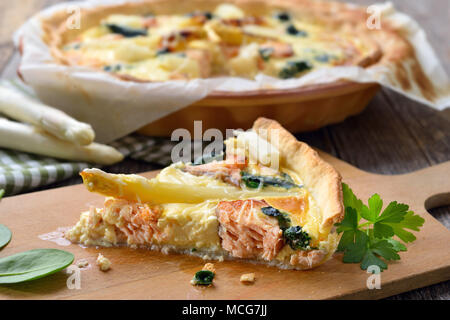 Gebackene Quiche mit frischen weißen Spargel, geräuchertem Lachs und Spinat Stockfoto