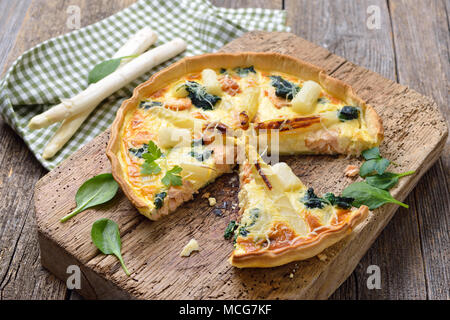 Gebackene Quiche mit frischen weißen Spargel, geräuchertem Lachs und Spinat Stockfoto