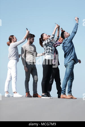 Ansicht der Rückseite. glückliche Freunde auf selfie. Stockfoto
