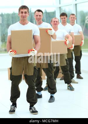 Team von Bauherren mit Boxen von Baustoffen Stockfoto
