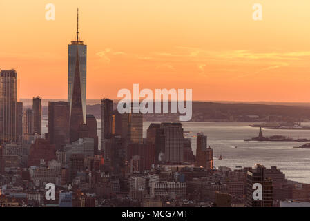 New York City - USA. Blick auf Lower Manhattan Skyline der Innenstadt mit dem berühmten Empire State Building und Wolkenkratzer bei Sonnenuntergang. Stockfoto