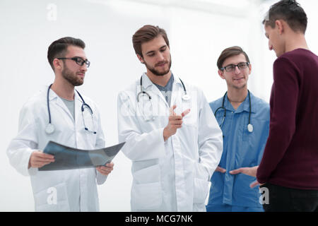 Arzt erklären Diagnose zu seinen Patienten Stockfoto