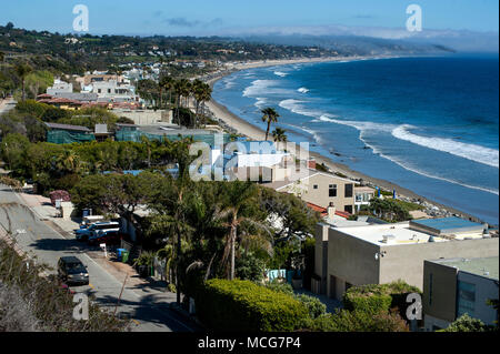 Exklusive Wohnungen direkt am Strand und die Küste in Malibu, Kalifornien Stockfoto