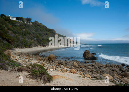 Häuser auf den Klippen mit Blick auf den Pazifischen Ozean im Malibu in Südkalifornien, USA Stockfoto