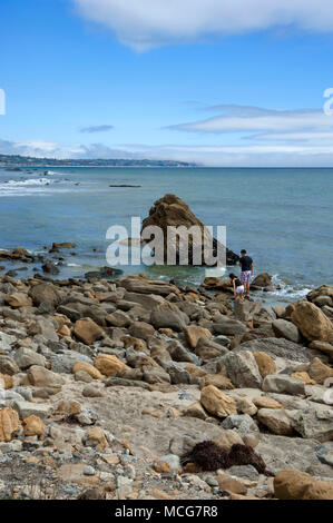 Vater und Tochter Erkundung Tide Pools am Strand in Malibu, Kalifornien Stockfoto