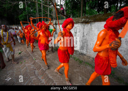 Ein Bangladeshi Hindu devotee Gemeinschaft nimmt Teil an Lal Kach (Rot Glas) Festival während des letzten Tages des bengalischen Kalender. Das Festival ist auch kn Stockfoto