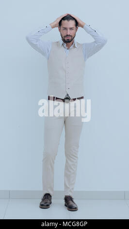 Mode Mann in die Kamera schaut, während sein Haar zur Festsetzung. Stockfoto