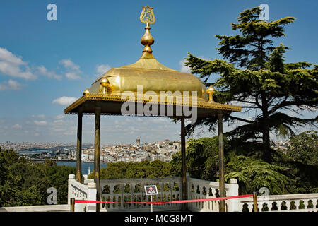 Einen Einblick in die Europäischen Istanbul, das Goldene Horn und der Galata Turm aus dem Topkapi Palast gründen, Istanbul, Türkei. Stockfoto