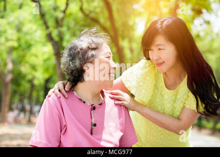 Gerne ältere Mutter mit Tochter im Park Stockfoto