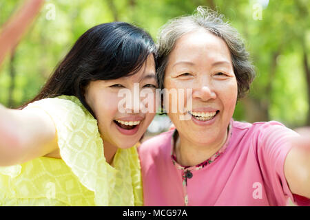 Gerne ältere Mutter und Tochter unter selfie Stockfoto