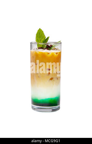 Ein buntes, dreistufige opak Cocktail in ein hohes Glas mit crushed Ice und Minzeblättchen und Kaffeebohnen, mit dem Geschmack von Menthol, Kaffee, Ca Stockfoto