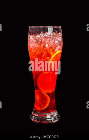 Single - Farbe transparent Cocktail, Orange, Rot erfrischende in ein hohes Glas mit crushed Ice frappe und runde Scheiben von Orange, Zitrone. Von der Seite. Isolat Stockfoto