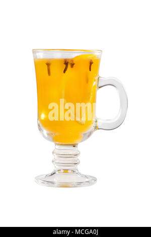 Einfarbige blickdichte Cocktail, gelb Glühwein in einem hohen Glas mit einem Griff mit Gewürzen und einer Scheibe Zitrone, Orange. Von der Seite. Isoliert weißer backgr Stockfoto