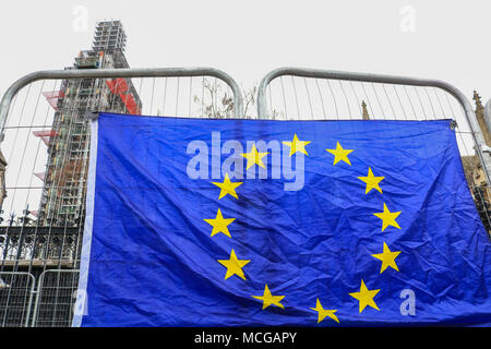 London, Großbritannien. 16. April 2018. Fußgänger Spaziergang entlang der Mall mit den Flaggen der Nationen des Commonwealth vor der 25. Tagung der Staats- und Regierungschefs des Commonwealth, die im Vereinigten Königreich Credit gehostet wird: Amer ghazzal/Alamy Leben Nachrichten eingerichtet Stockfoto