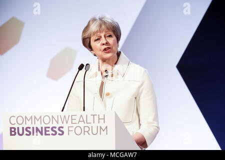 London, Großbritannien, 16. April 2018: Premierminister Theresa May ist ihrer Eröffnungsansprache am Business Forum Eröffnung der Sitzung auf die Bereitstellung einer wohlhabenden Commonwealth für alle während der Tagung der Regierungschefs des Commonwealth in London geben. Quelle: Michal Busko/Alamy leben Nachrichten Stockfoto