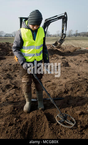 13 April 2018, Deutschland, Schaprode: 13-jährige Schülerin Luca Malaschnitschenko Suche mit einem Metalldetektor für Silber Artefakte bei Schaprode. Archäologen haben wertvolle entdeckt, überwiegend Skandinavischen Silberne Schätze aus dem späten 10. Jahrhundert, in ein Feld auf der deutschen Insel Rügen. Auf einer Fläche von rund 400 Quadratmeter in der Nähe der Gemeinde Schaprode, erholten sie sich Schmuck und rund 500 - 600 Münzen, von denen mehr als 100 Münzen stammen aus der Zeit der Herrschaft der Dänische König Harald "Bluetooth" (910-987). Foto: Stefan Sauer/dpa Stockfoto