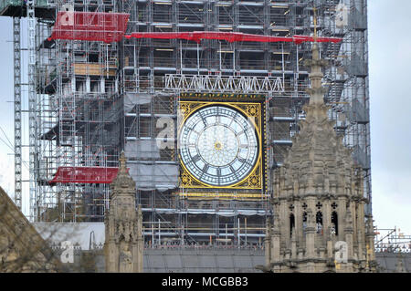 London, Großbritannien. 16. April 2018. Die Hände auf das Elizabeth Tower clock wurden entfernt, um die Renovierungsarbeiten zu den Turm und Häuser des Parlaments fortsetzen. Die Kosten für das Projekt wurden mit £ 61 Mio. veranschlagt, im Vergleich zu der ursprünglichen Schätzung von £ 29 m. Credit: Stephen Chung/Alamy leben Nachrichten Stockfoto