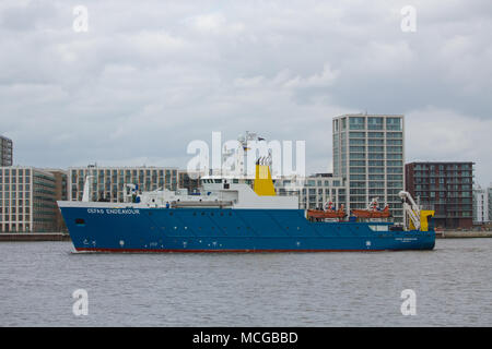 Charlton, Vereinigtes Königreich. 16. April 2018. Die Staatliche ocean-going Fischerei Forschungsschiff CEFAS Endeavour auf dem Bild Thames Barrier heute bei ihrem Weg in London für einen Hafen besuchen. Rob Powell/Alamy leben Nachrichten Stockfoto