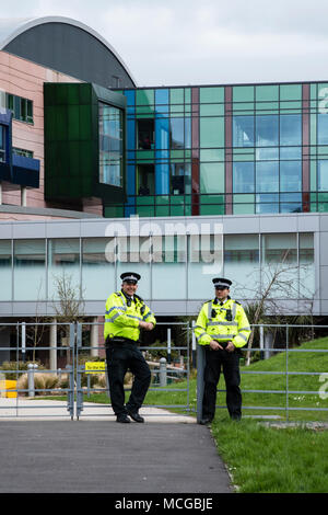 Alder Hey, Liverpool, Großbritannien. 18. April 2018: die Menschen protestieren außerhalb Alder Hey Krankenhaus in Arvenholz Asche Bereich von Liverpool in die Unterstützung von Toddler Alfie Evans, die derzeit auf einem Life Support System, mit dem sich das Krankenhaus Spezialisten planen, sodass Alfie zu sterben. Alfies Eltern erwarten den Gerichten die Entscheidung so Alfie in ein Krankenhaus in Italien, wo Spezialisten, Sie können in der Lage sein, Hilfe bei seiner medizinischen Zustand anbieten zu übertragen. Ein medizinisches Team und Private Jet haben die Eltern angeboten worden Alfie nach Italien zu transportieren. Credit: Dave Ellison/Alamy leben Nachrichten Stockfoto