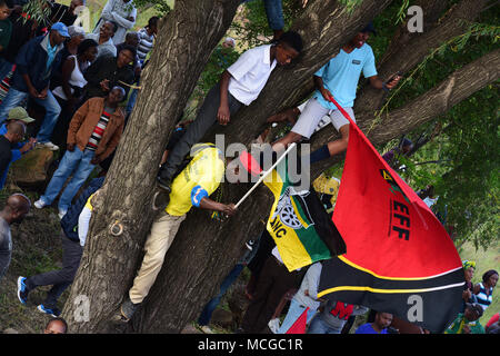 April 13, 2018 - Johannesburg, Gauteng, Südafrika - African National Congress (ANC) und wirtschaftlichen Freedom Fighters (EFF) Anhänger außerhalb des späten Winnie Mandela Haus in Orlando East gesehen Ihren letzten Respekt bei ihrem Begräbnis zu zahlen.. Winnie Mandela, die ex-Frau von Nelson Mandela in Johannesburg am 2. April 2018 bestanden, nach langer Krankheit im Alter von 81 Jahren, die Beerdigung wurde gefeiert, nicht-rassistische Südafrika Traum in € zu informieren. (Bild: © bongani Siziba/SOPA Bilder über ZUMA Draht) Stockfoto