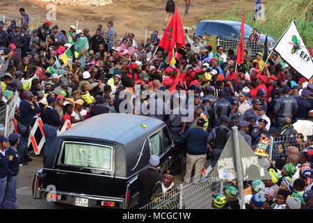 April 13, 2018 - Johannesburg, Gauteng, Südafrika - African National Congress (ANC) und wirtschaftlichen Freedom Fighters (EFF) Anhänger außerhalb des späten Winnie Mandela Haus in Orlando East gesehen Ihren letzten Respekt bei ihrem Begräbnis zu zahlen.. Winnie Mandela, die ex-Frau von Nelson Mandela in Johannesburg am 2. April 2018 bestanden, nach langer Krankheit im Alter von 81 Jahren, die Beerdigung wurde gefeiert, nicht-rassistische Südafrika Traum in € zu informieren. (Bild: © bongani Siziba/SOPA Bilder über ZUMA Draht) Stockfoto