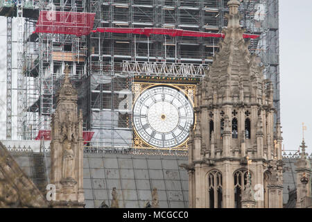 London, Großbritannien. 16. April 2018. Big Ben Zifferblatt mit den Händen entfernt als Teil der refubishment als Politiker und Mitglieder des Parlaments aus den Osterferien und Premierminister Theresa May vor schwierigen Fragen über das Militär Streiks in Syrien über das Wochenende Credit: Amer ghazzal/Alamy leben Nachrichten Stockfoto