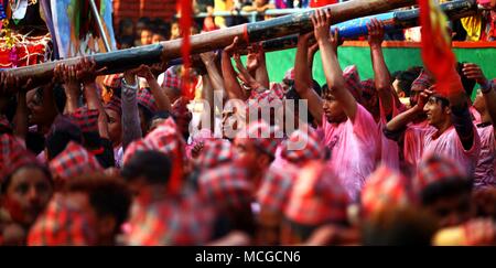 Kathmandu, Nepal. 16 Apr, 2018. Nepalesische Menschen tragen einen Wagen auf ihren Schultern in der Feier der Bisket Jatra Festival in Tokha von Kathmandu, Nepal, 16. April 2018. Das Festival ist mit Wagen Prozessionen der verschiedenen Götter und Göttinnen der Nepalesischen Neues Jahr und der Beginn des Frühlings in Nepal willkommen gefeiert. Credit: Sunil Sharma/Xinhua/Alamy leben Nachrichten Stockfoto