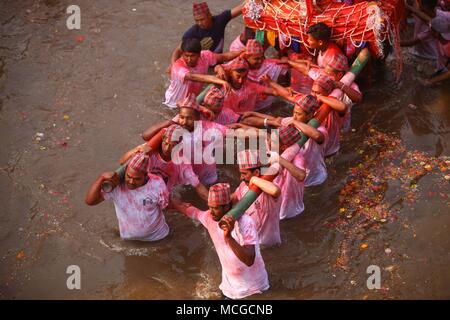 Kathmandu, Nepal. 16 Apr, 2018. Nepalesische Menschen tragen einen Wagen auf ihren Schultern in der Feier der Bisket Jatra Festival in Tokha von Kathmandu, Nepal, 16. April 2018. Das Festival ist mit Wagen Prozessionen der verschiedenen Götter und Göttinnen der Nepalesischen Neues Jahr und der Beginn des Frühlings in Nepal willkommen gefeiert. Credit: Sunil Sharma/Xinhua/Alamy leben Nachrichten Stockfoto