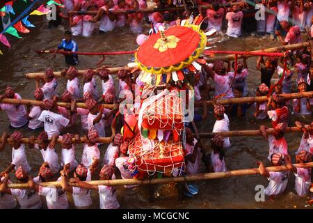 Kathmandu, Nepal. 16 Apr, 2018. Nepalesische Menschen tragen Wagen auf ihren Schultern in der Feier der Bisket Jatra Festival in Tokha von Kathmandu, Nepal, 16. April 2018. Das Festival ist mit Wagen Prozessionen der verschiedenen Götter und Göttinnen der Nepalesischen Neues Jahr und der Beginn des Frühlings in Nepal willkommen gefeiert. Credit: Sunil Sharma/Xinhua/Alamy leben Nachrichten Stockfoto