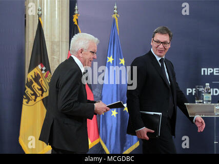 16 April 2018, Serbien, Belgrad: Winfried Kretschmann (Bündnis 90/Die Grünen, L), Ministerpraesident von Baden-Wuerttemberg und Aleksandar Vucic, Präsident von Serbien, eine Pressekonferenz. Kretschmann wird Serbien, Kroatien und Bosnien und Herzegowina bis zum 20. April. Der Zweck der Begehung zu Krawatten, weitere Kooperationen stärken und sprechen Sie mit Nicht-EU-Ländern über ihre Mitgliedschaft Perspektiven. Foto: Dragan Stankovic/dpa Stockfoto