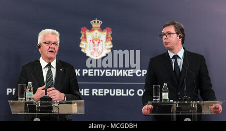 16 April 2018, Serbien, Belgrad: Winfried Kretschmann (Bündnis 90/Die Grünen, L), Ministerpraesident von Baden-Wuerttemberg und Aleksandar Vucic, Präsident von Serbien, eine Pressekonferenz. Kretschmann wird Serbien, Kroatien und Bosnien und Herzegowina bis zum 20. April. Der Zweck der Begehung zu Krawatten, weitere Kooperationen stärken und sprechen Sie mit Nicht-EU-Ländern über ihre Mitgliedschaft Perspektiven. Foto: Dragan Stankovic/dpa Stockfoto