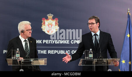 16 April 2018, Serbien, Belgrad: Winfried Kretschmann (Bündnis 90/Die Grünen, L), Ministerpraesident von Baden-Wuerttemberg und Aleksandar Vucic, Präsident von Serbien, während einer Pressekonferenz. Kretschmann wird Serbien, Kroatien und Bosnien und Herzegowina bis zum 20. April. Der Zweck der Begehung zu Krawatten, weitere Kooperationen stärken und sprechen Sie mit Nicht-EU-Ländern über ihre Mitgliedschaft Perspektiven. Foto: Dragan Stankovic/dpa Stockfoto