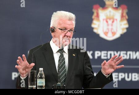 16 April 2018, Serbien, Belgrad: Winfried Kretschmann (Bündnis 90/Die Grünen, der baden-wuerttembergische Ministerpraesident und gab eine Pressekonferenz mit Aleksandar Vucic (nicht abgebildet), Präsident von Serbien. Kretschmann wird Serbien, Kroatien und Bosnien und Herzegowina bis zum 20. April. Der Zweck der Begehung zu Krawatten, weitere Kooperationen stärken und sprechen Sie mit Nicht-EU-Ländern über ihre Mitgliedschaft Perspektiven. Foto: Dragan Stankovic/dpa Stockfoto