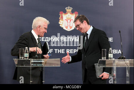 16 April 2018, Serbien, Belgrad: Winfried Kretschmann (Bündnis 90/Die Grünen, L), Ministerpraesident von Baden-Wuerttemberg und Aleksandar Vucic, Präsident von Serbien, bei einer Pressekonferenz. Kretschmann wird Serbien, Kroatien und Bosnien und Herzegowina bis zum 20. April. Der Zweck der Begehung zu Krawatten, weitere Kooperationen stärken und sprechen Sie mit Nicht-EU-Ländern über ihre Mitgliedschaft Perspektiven. Foto: Dragan Stankovic/dpa Stockfoto