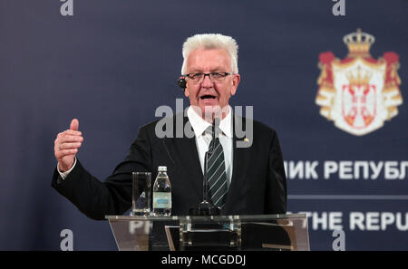 16 April 2018, Serbien, Belgrad: Winfried Kretschmann (Bündnis 90/Die Grünen, der baden-wuerttembergische Ministerpraesident und gab eine Pressekonferenz mit Aleksandar Vucic (nicht abgebildet), Präsident von Serbien. Kretschmann wird Serbien, Kroatien und Bosnien und Herzegowina bis zum 20. April. Der Zweck der Begehung zu Krawatten, weitere Kooperationen stärken und sprechen Sie mit Nicht-EU-Ländern über ihre Mitgliedschaft Perspektiven. Foto: Dragan Stankovic/dpa Stockfoto