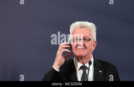 16 April 2018, Serbien, Belgrad: Winfried Kretschmann (Bündnis 90/Die Grünen, der baden-wuerttembergische Ministerpraesident und gab eine Pressekonferenz mit Aleksandar Vucic (nicht abgebildet), Präsident von Serbien. Kretschmann wird Serbien, Kroatien und Bosnien und Herzegowina bis zum 20. April. Der Zweck der Begehung zu Krawatten, weitere Kooperationen stärken und sprechen Sie mit Nicht-EU-Ländern über ihre Mitgliedschaft Perspektiven. Foto: Dragan Stankovic/dpa Stockfoto