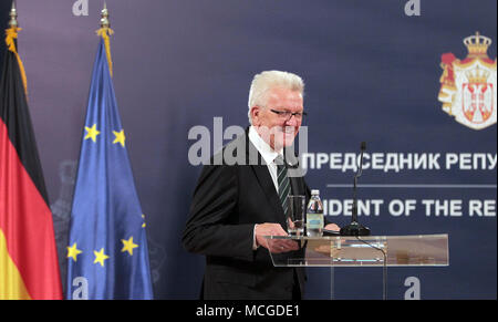 16 April 2018, Serbien, Belgrad: Winfried Kretschmann (Bündnis 90/Die Grünen, der baden-wuerttembergische Ministerpraesident und gab eine Pressekonferenz mit Aleksandar Vucic (nicht abgebildet), Präsident von Serbien. Kretschmann wird Serbien, Kroatien und Bosnien und Herzegowina bis zum 20. April. Der Zweck der Begehung zu Krawatten, weitere Kooperationen stärken und sprechen Sie mit Nicht-EU-Ländern über ihre Mitgliedschaft Perspektiven. Foto: Dragan Stankovic/dpa Stockfoto