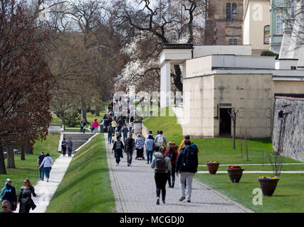 Prag, Tschechische Republik. 11 Apr, 2018. 10. April 2018, in der Tschechischen Republik, Prag: Mehrere Touristen zu Fuß durch die südlichen Garten der Prager Burg. Credit: Monika Skolimowska/dpa-Zentralbild/dpa/Alamy leben Nachrichten Stockfoto