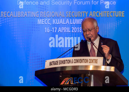 Kuala Lumpur, Malaysia. 16 Apr, 2018. YAB DatoÃ - Sri Mohd Najib Razak der malaysische Premierminister gesehen, eine Rede in Putrajaya Forum 2018 Eröffnung. Mehr als Hunderte von Menschen hat sich Putrajaya Forum 2018 am 16. April 2018 von der Malaysischen Institut für Verteidigung und Sicherheit (MIDAS), Ministerium für Verteidigung Malaysia organisiert neben dem 16 Defence Service Asia (DSA) und der Eröffnungsfeier gehalten wurden von YAB DatoÃ - Sri Mohd Najib Razak der malaysische Premierminister eingeweiht. Credit: Faris Hadziq/SOPA Images/ZUMA Draht/Alamy leben Nachrichten Stockfoto