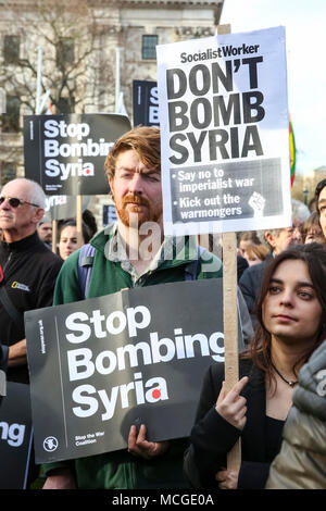 Westminster, London, Großbritannien. 16. April 2018. Menschen Rally bei einem Protest durch die Stoppt den Krieg Koalition gegen Luftangriffe in Syrien organisiert. "Der Ansturm in den Krieg: Keine Bombe Syrien" durch mehrere hundert Menschen in Parliament Square besucht, mit Gastredner einschließlich Bruce Kent, CND-Vizepräsident und Musiker Brian Eno. Credit: Imageplotter Nachrichten und Sport/Alamy leben Nachrichten Stockfoto